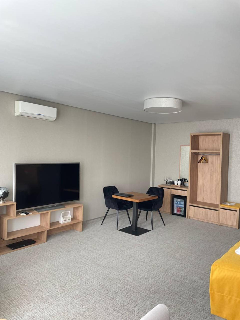 Space Apart Hotel Lutsk Exterior photo